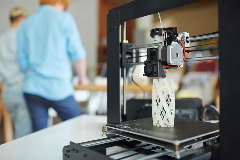 Impresora 3D moderna con modelo arquitectonico