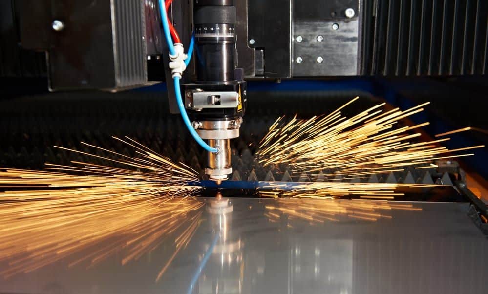 Corte por laser de chapa metalica con chispas
