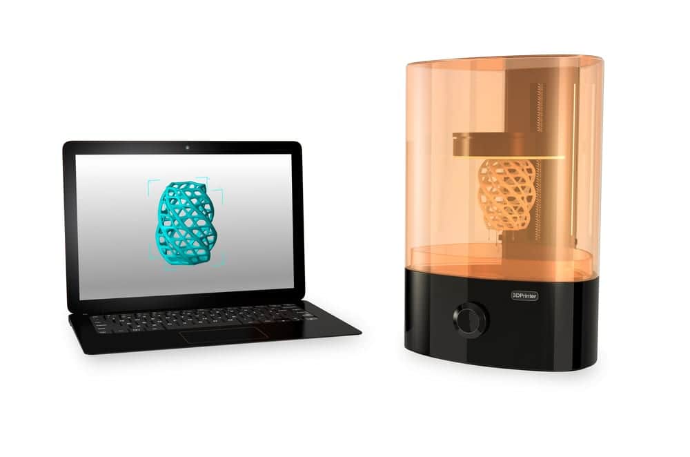 Impresora 3D SLA y computadora portatil con modelo de impresion 3D en la pantalla