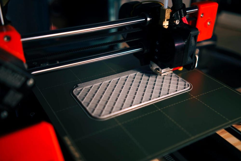 Máquina de impresión 3D que hace el modelo de prototipo 3D con material de resina. La alta tecnología para el método de prototipo rápido por la máquina de impresión 3D - imprimir con resina