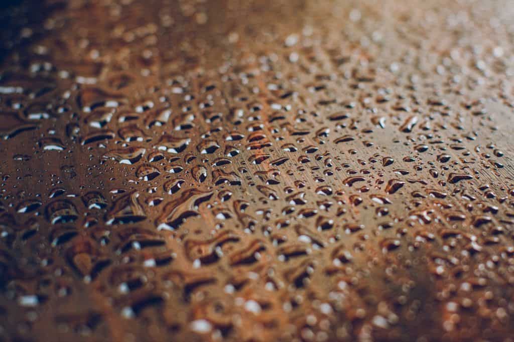 Gotas de lluvia sobre una superficie de madera