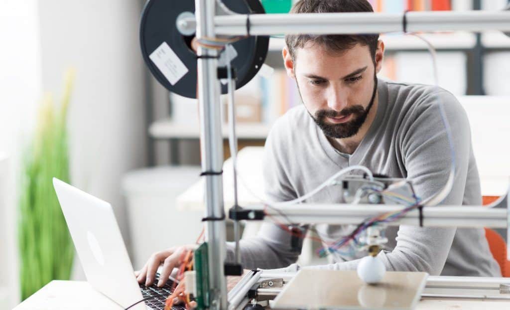 Ingeniero usando una impresora