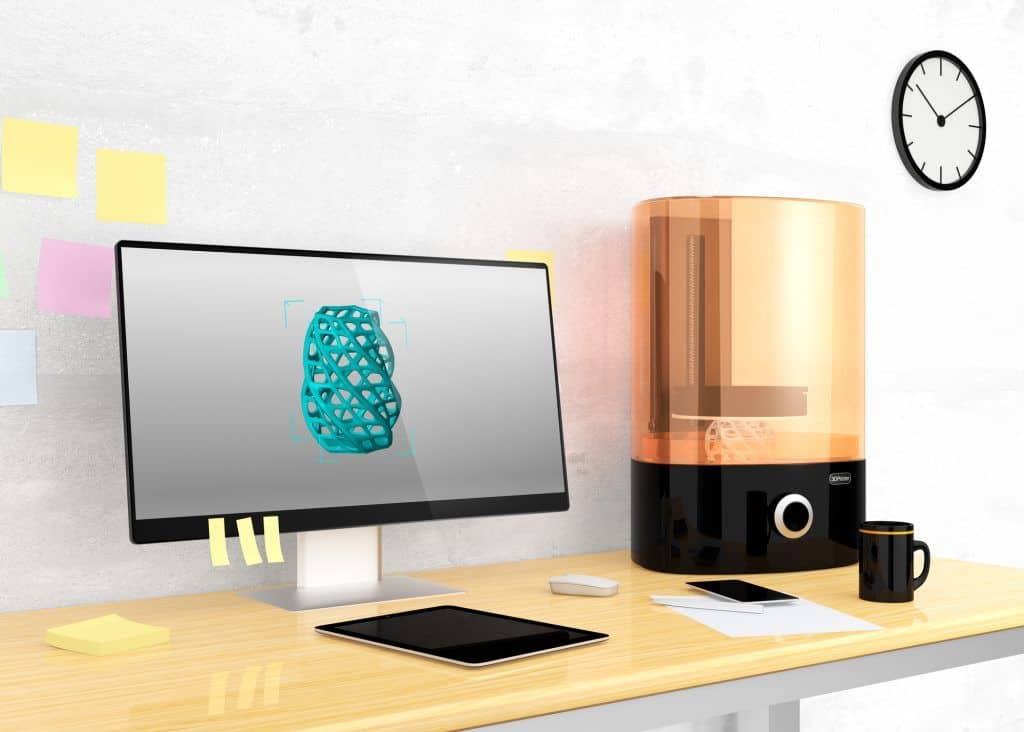 Impresora 3D SLA y computadora de escritorio en una mesa
