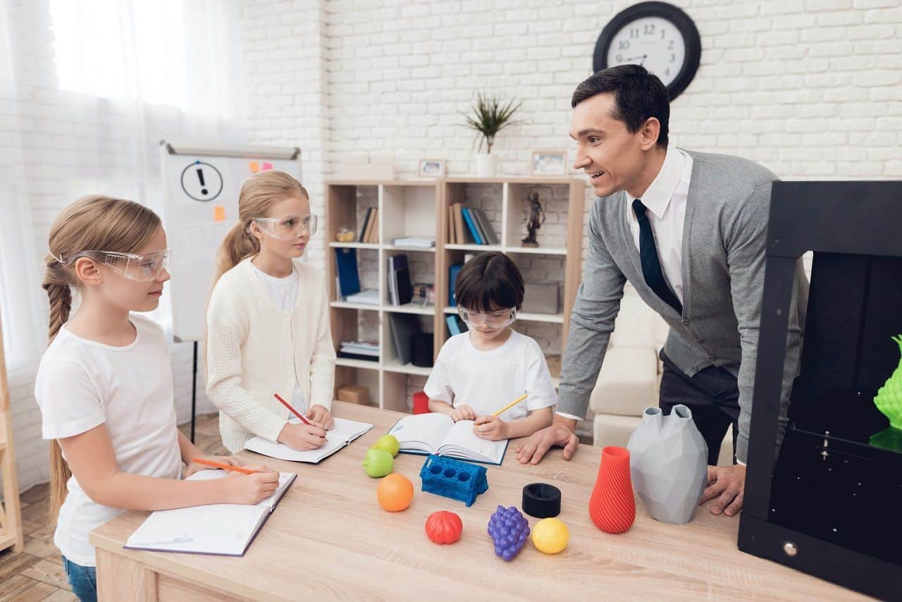 los niños imprimen diferentes artículos en una impresora 3d con un maestro - impresoras 3d para niños
