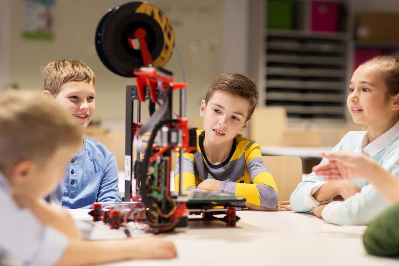 niños felices con impresora 3d para niños