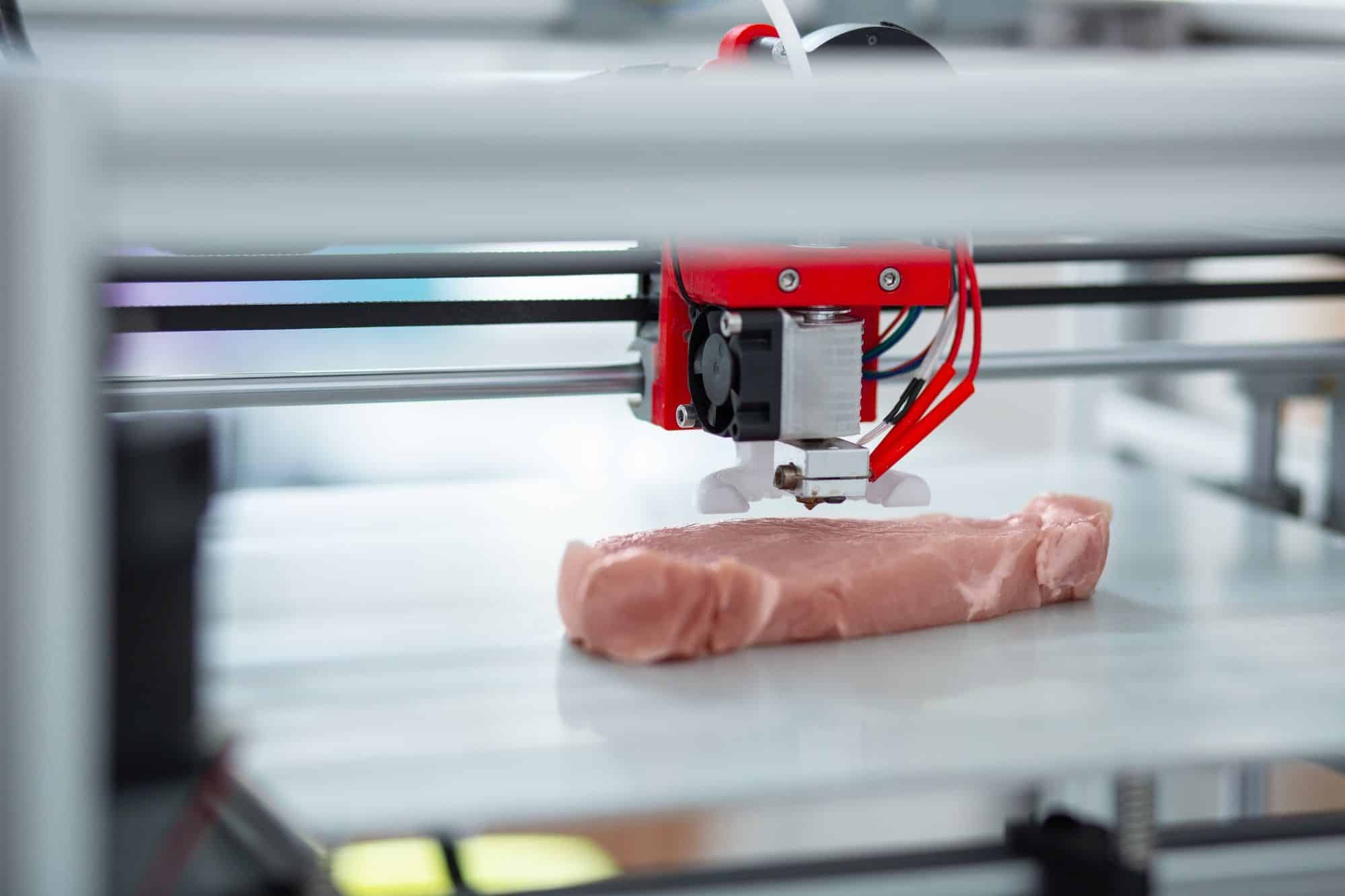 Primer plano de la impresora 3D recreando pieza de carne