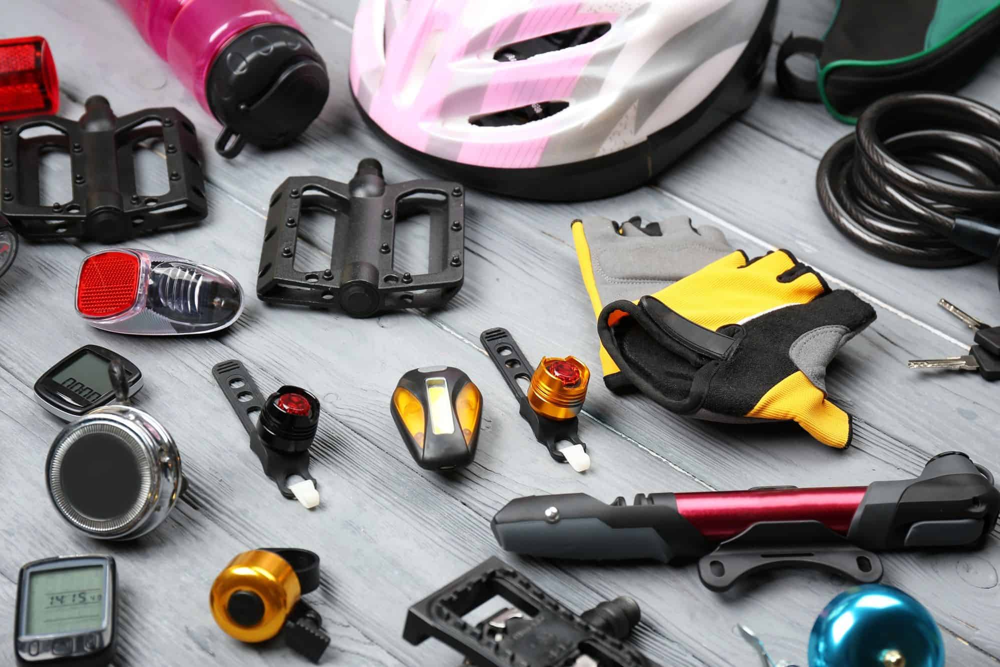 Conjunto de accesorios para ciclismo sobre fondo de madera - accesorios para bicicleta en impresora 3D