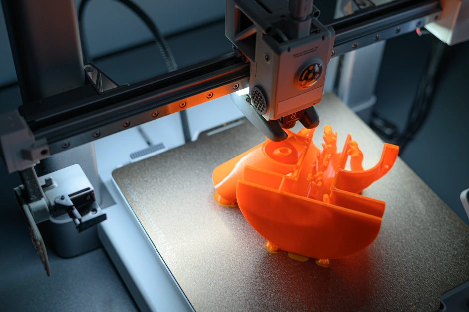 impresora-3d-que-crea-un-modelo-de-prototipo-naranja-vibrante