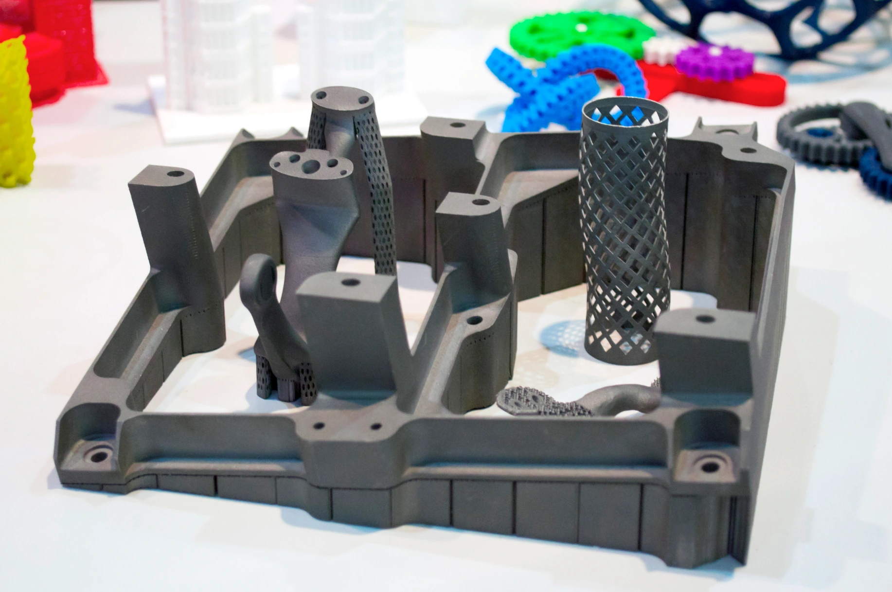 objetos-impresos-en-impresora-3d-de-metal-e-impresora-que-imprime-primer-plano-de-plastico