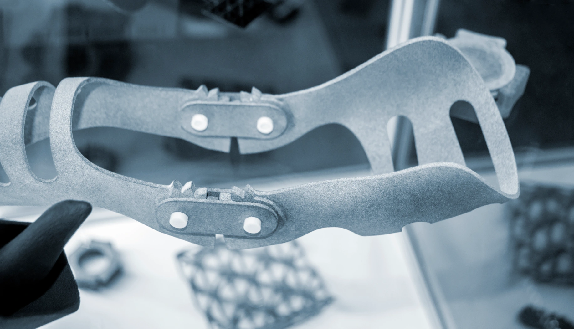 protesis-plastica-ortopedica-gris-impresa-en-una-impresora-3d-en-polvo-para-la-mano