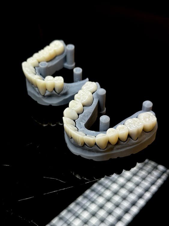 Modelos dentales 3D sobre superficie reflectante — Impresión 3D Dental TecnoBro3D