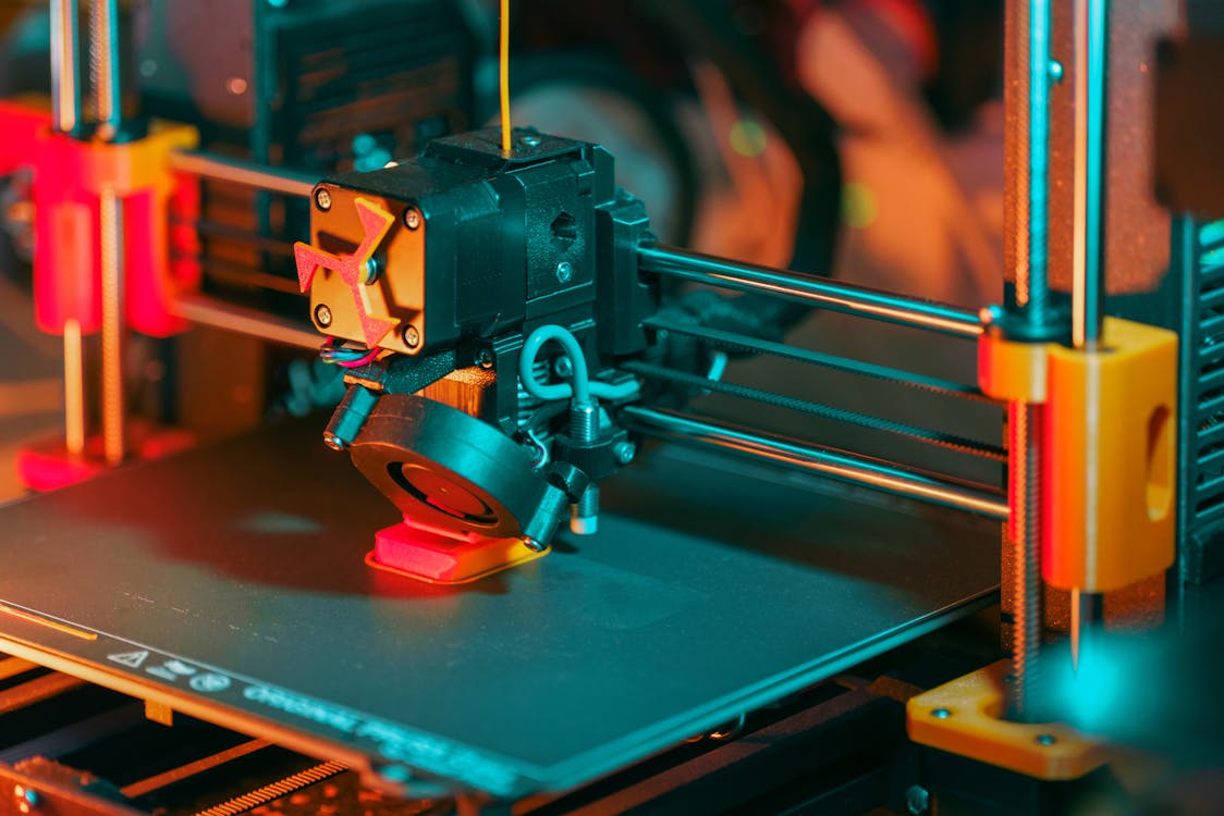 Detalle close-up de impresora 3D en funcionamiento — TecnoBro3D Alicante