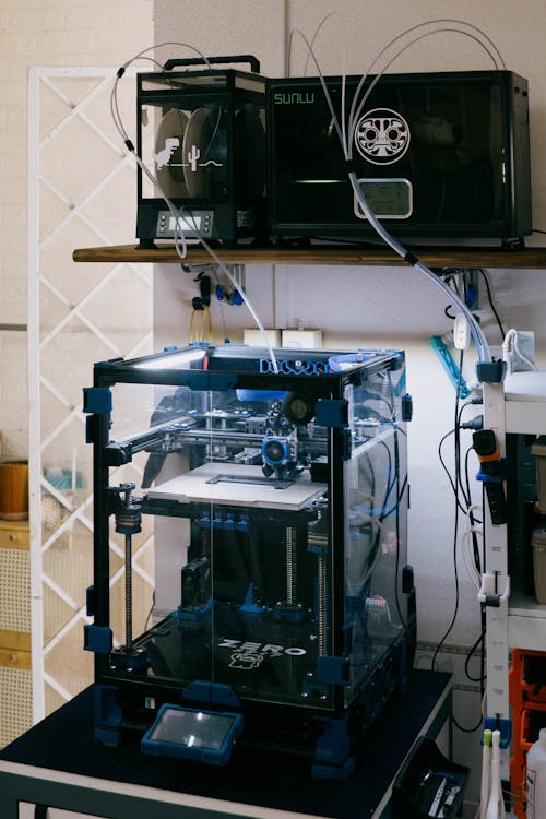 Impresora 3D profesional en taller industrial — SLS vs FFF TecnoBro3D