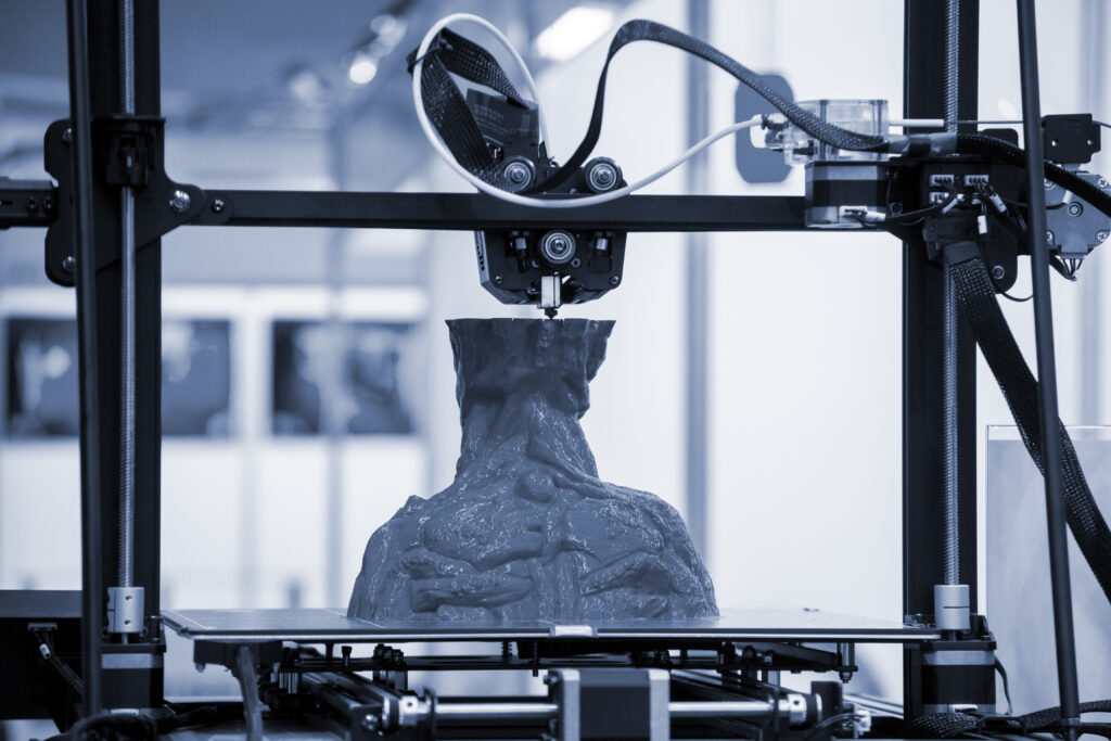 Impresora 3D fabricando una pieza por deposición de plástico fundido — TecnoBro3D