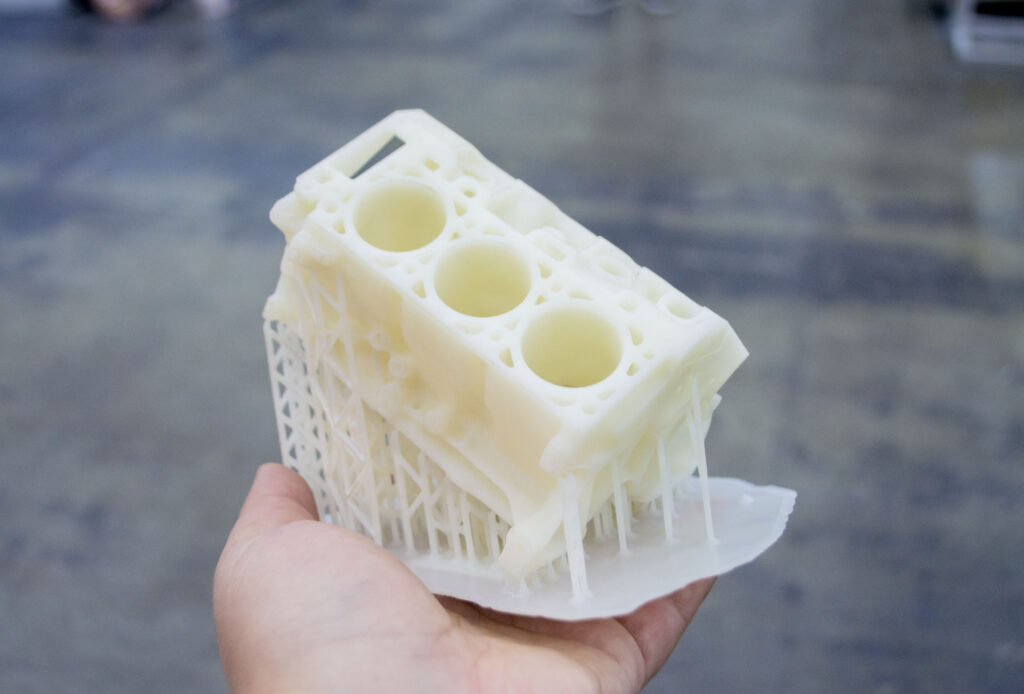 Prototipo de motor impreso en 3D sostenido en la mano — impresión 3D en Alicante TecnoBro3D